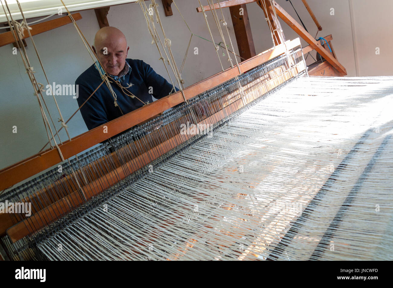 Traditionelle Hand Weaver Eddie Doherty an seinem Webstuhl in Ardara, County Donegal, Irland Stockfoto