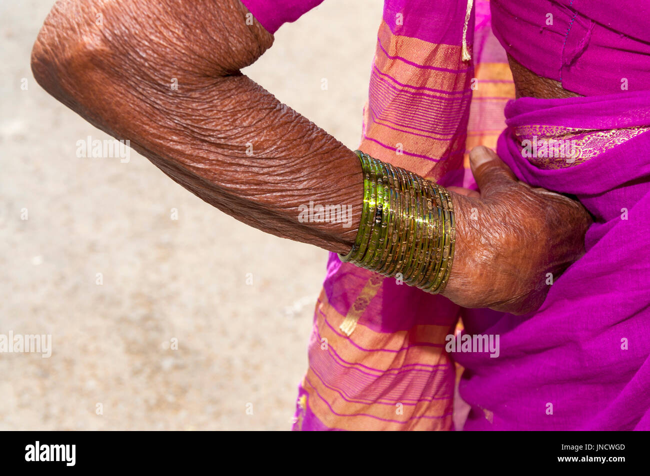 Ältere Frau mit Armreifen und bunten Sari in Pune, Maharashtra, Indien Stockfoto