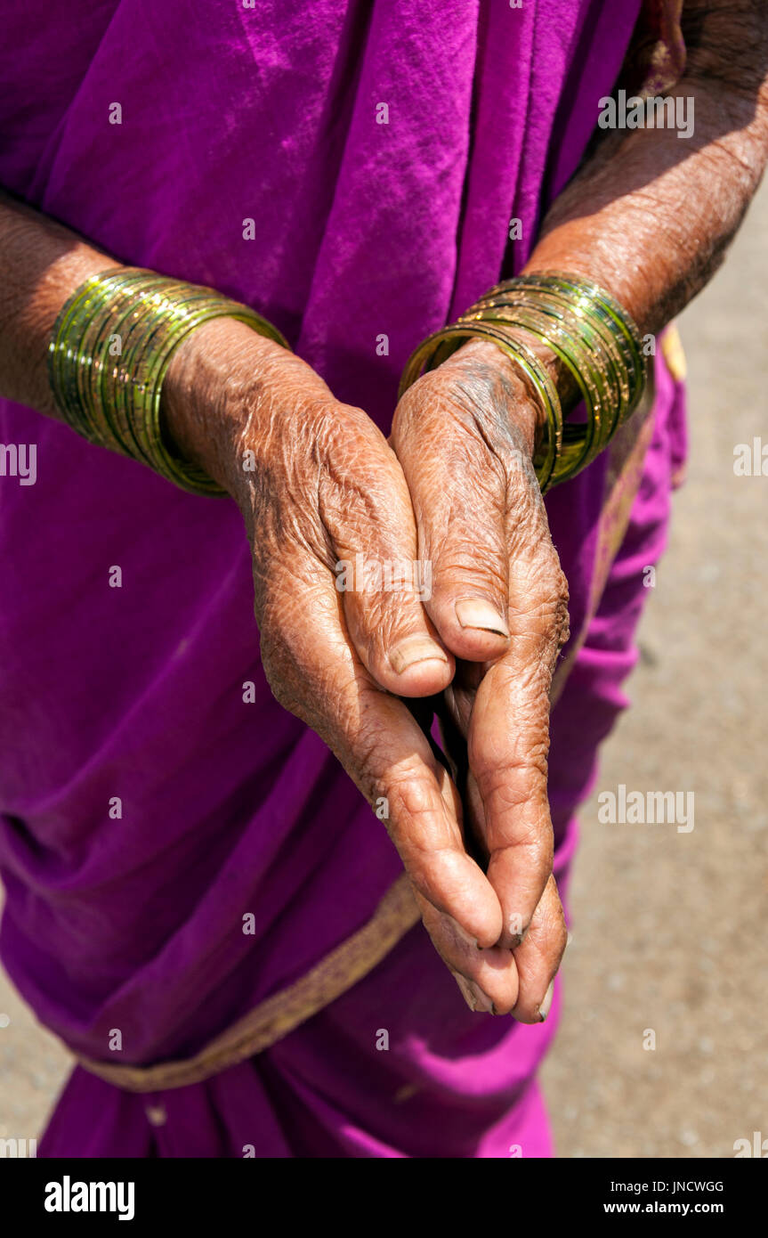 Ältere Frau mit Armreifen und bunten Sari in Pune, Maharashtra, Indien Stockfoto