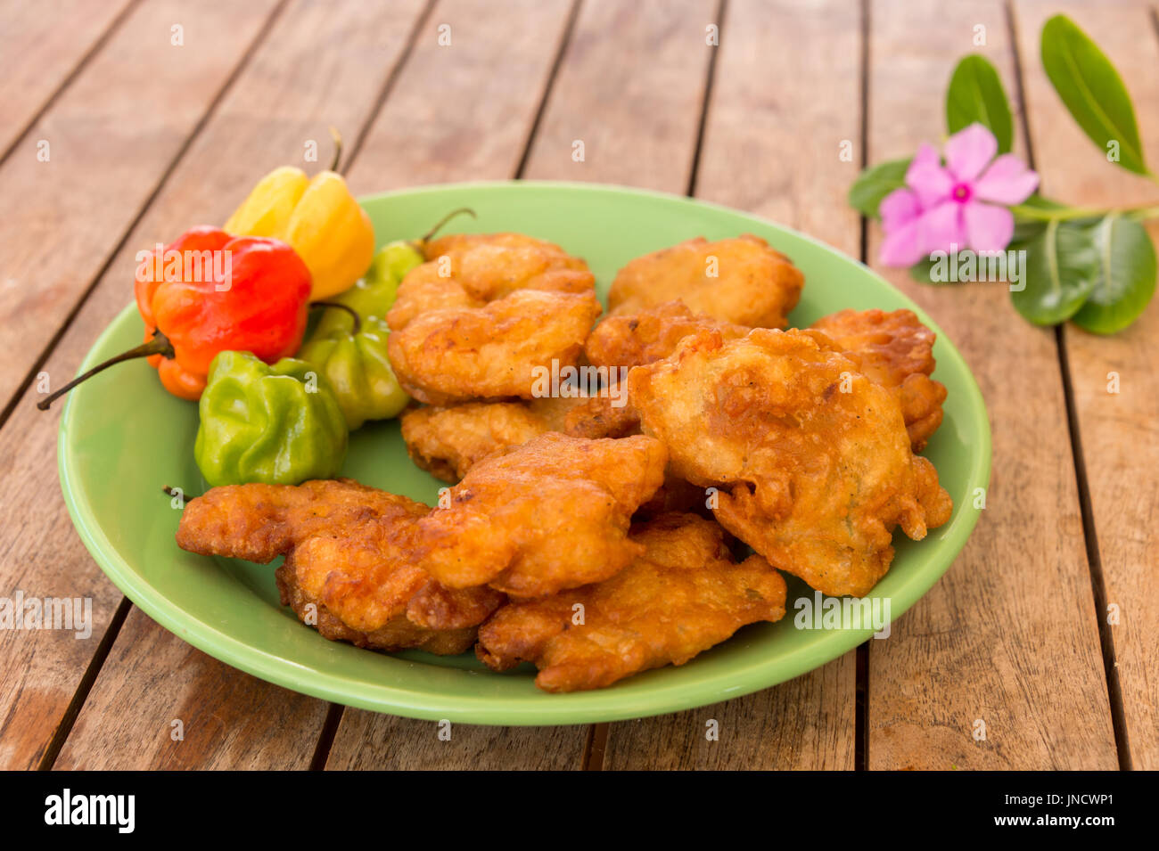 Stockfisch Krapfen (Accras de Morue) auf einem Teller mit Habanero Paprika in Martinique Stockfoto