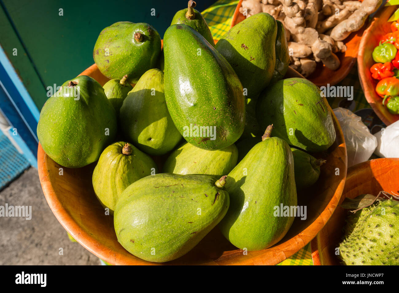 Viele Avocados für den Verkauf auf dem lokalen Markt in Martinique Stockfoto