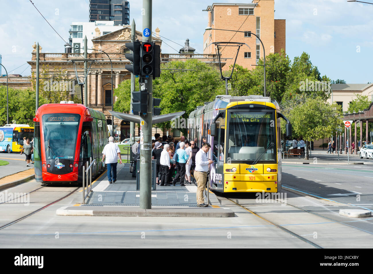 Straßenbahnen am Victoria Square, Adelaide, Südaustralien. Stockfoto