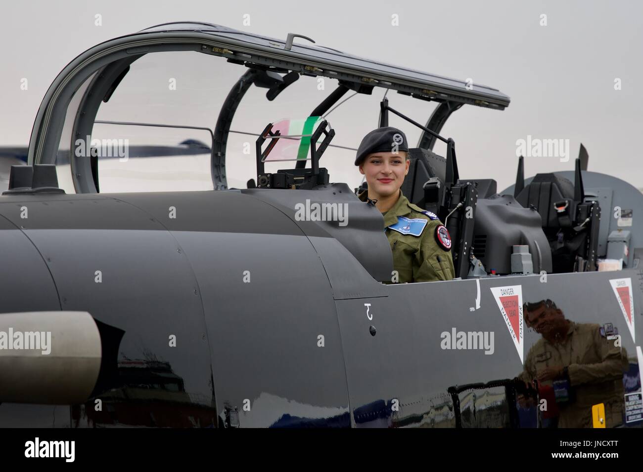 Ein junger Pilot Spitznamen Blonde auf der Suche sehr zufrieden saß in einem Beechcraft T-6 Texan am 2017 Royal International Air Tattoo Stockfoto