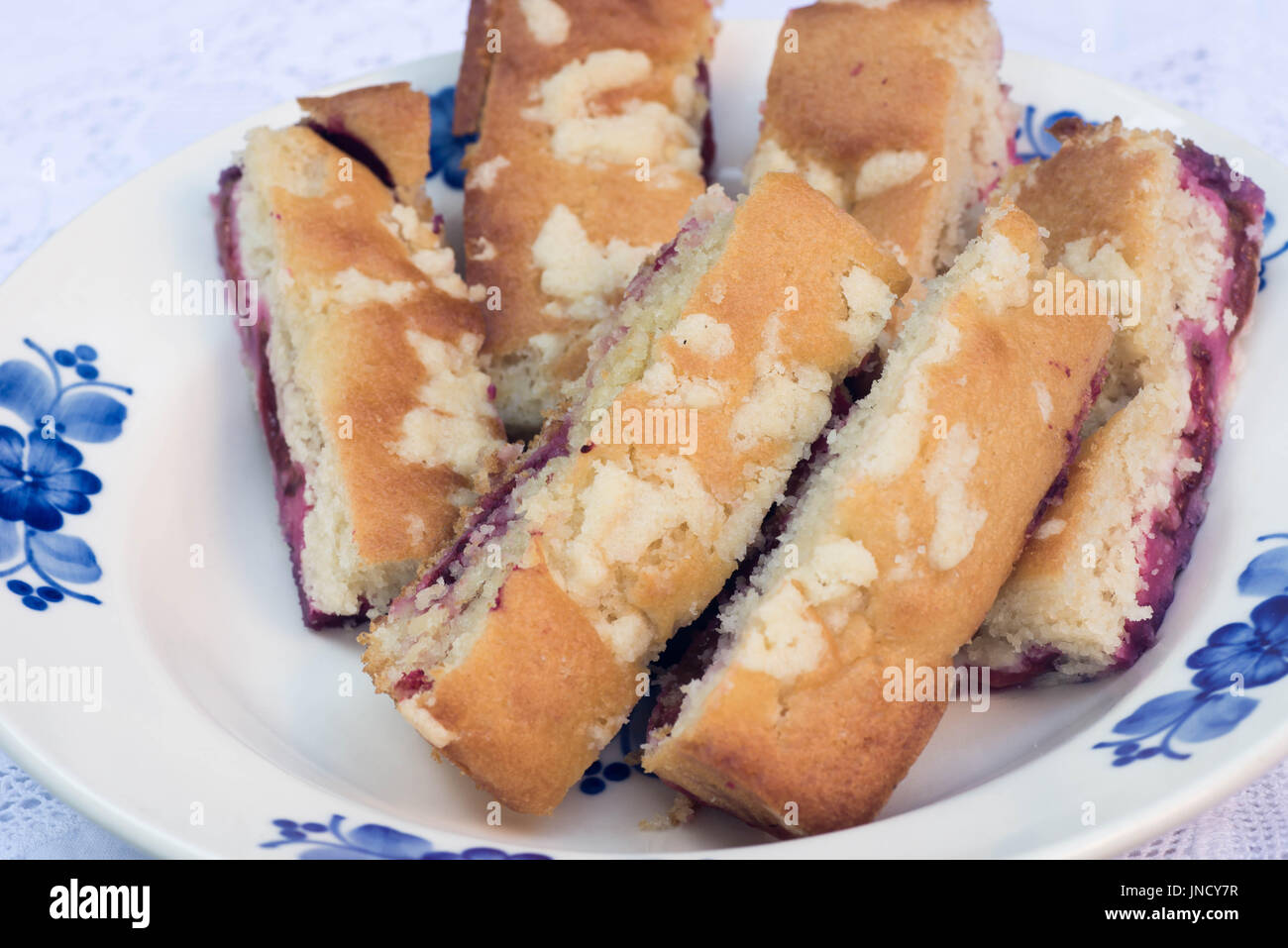 Hefekuchen mit Pflaumen auf Platte Stockfoto
