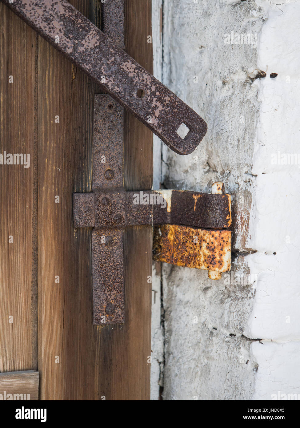 Das Metall Griff eines Holz- Shutter auf einer weißen Wand eines Hauses Stockfoto