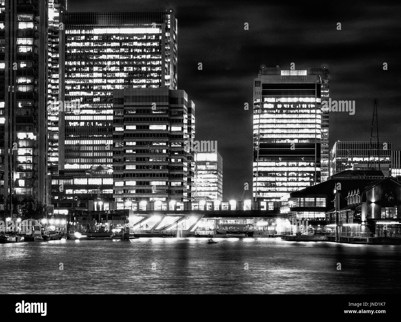 London, England - Dezember 08, 2015: Wolkenkratzer von Canary Wharf im Hintergrund Stockfoto