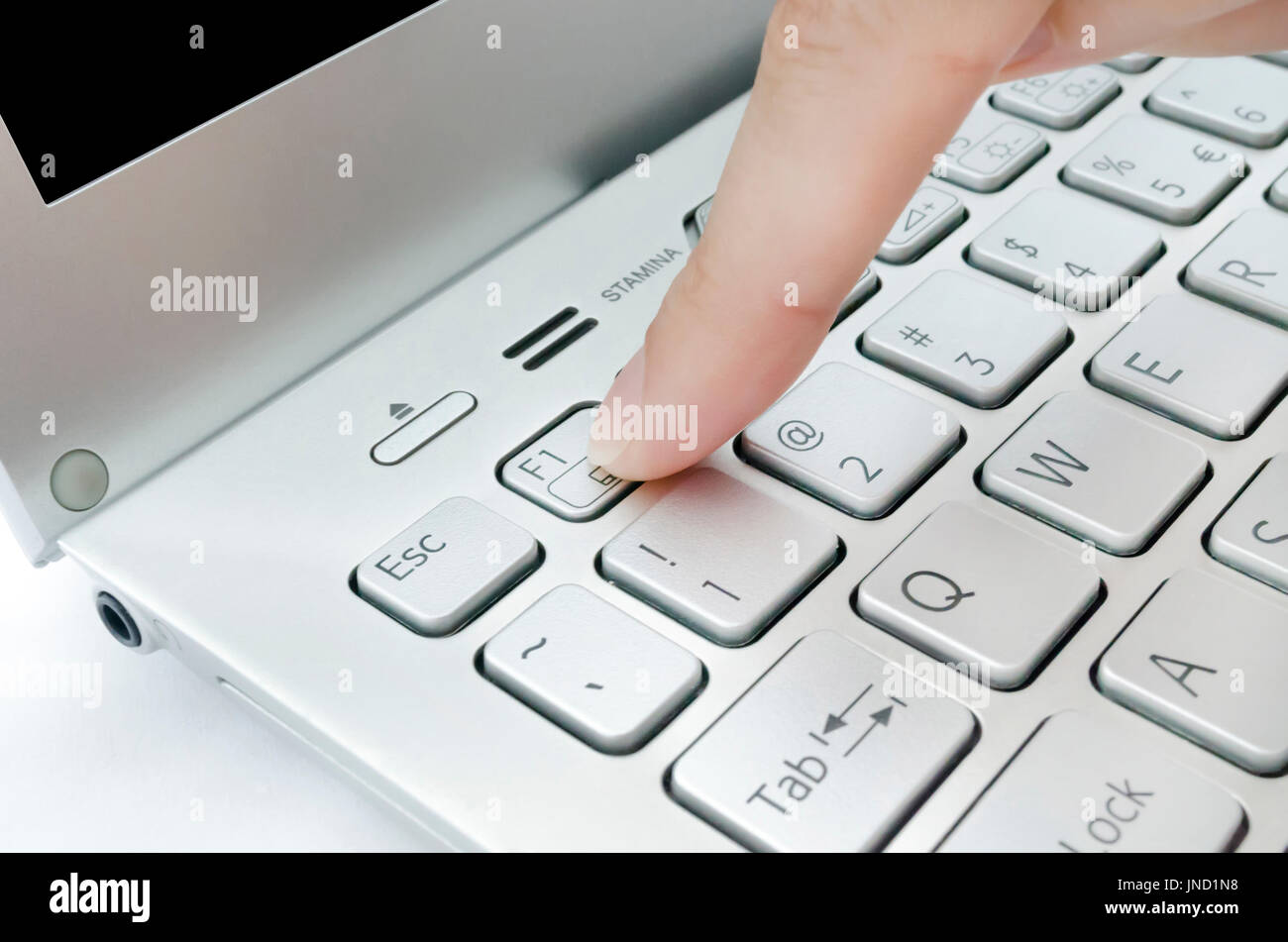 Finger drücken der Schaltfläche "Hilfe" auf Laptop-Tastatur Stockfoto