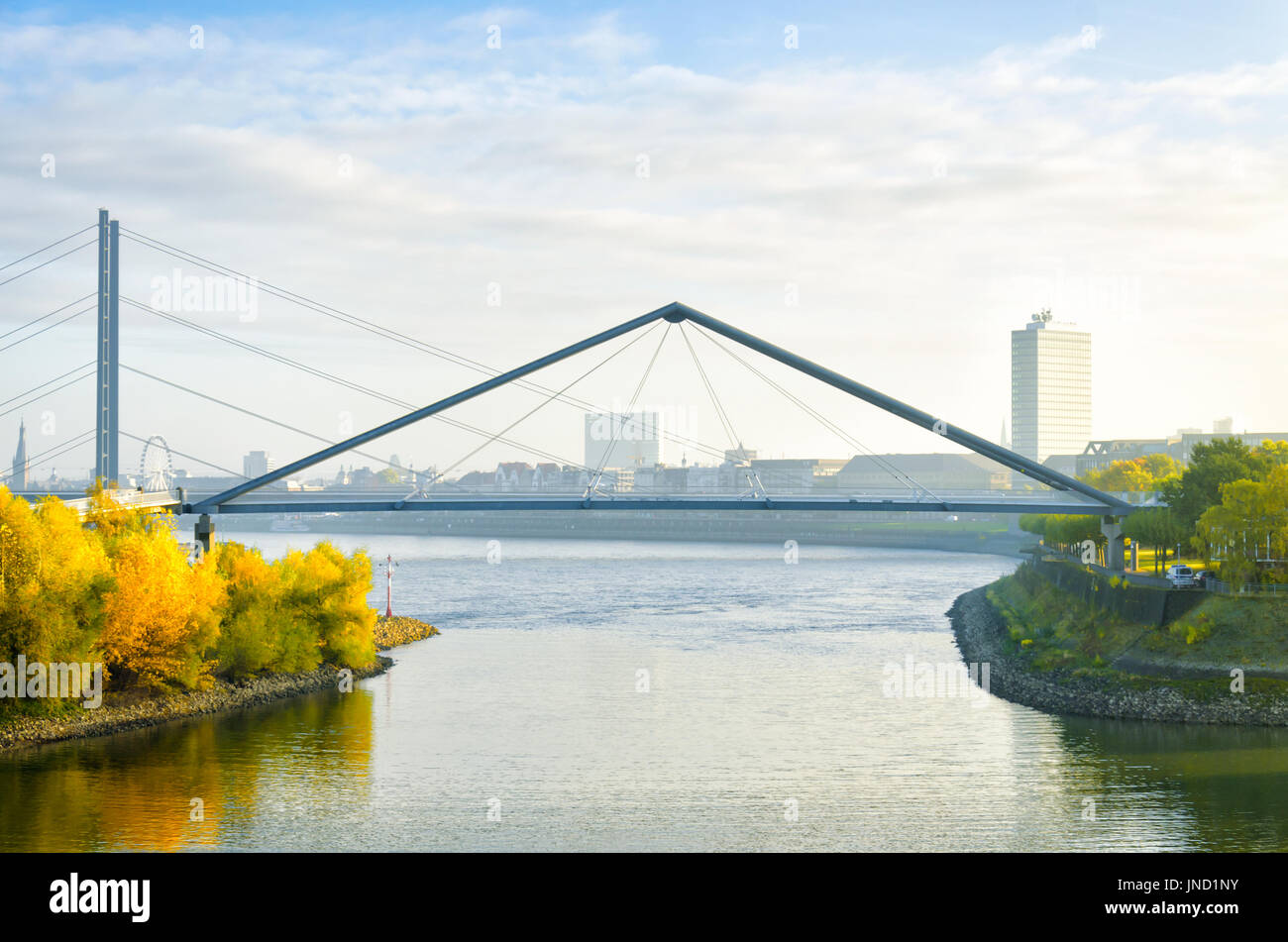 Fußgängerbrücke über die Bucht von Rhein in Düsseldorf mit ...