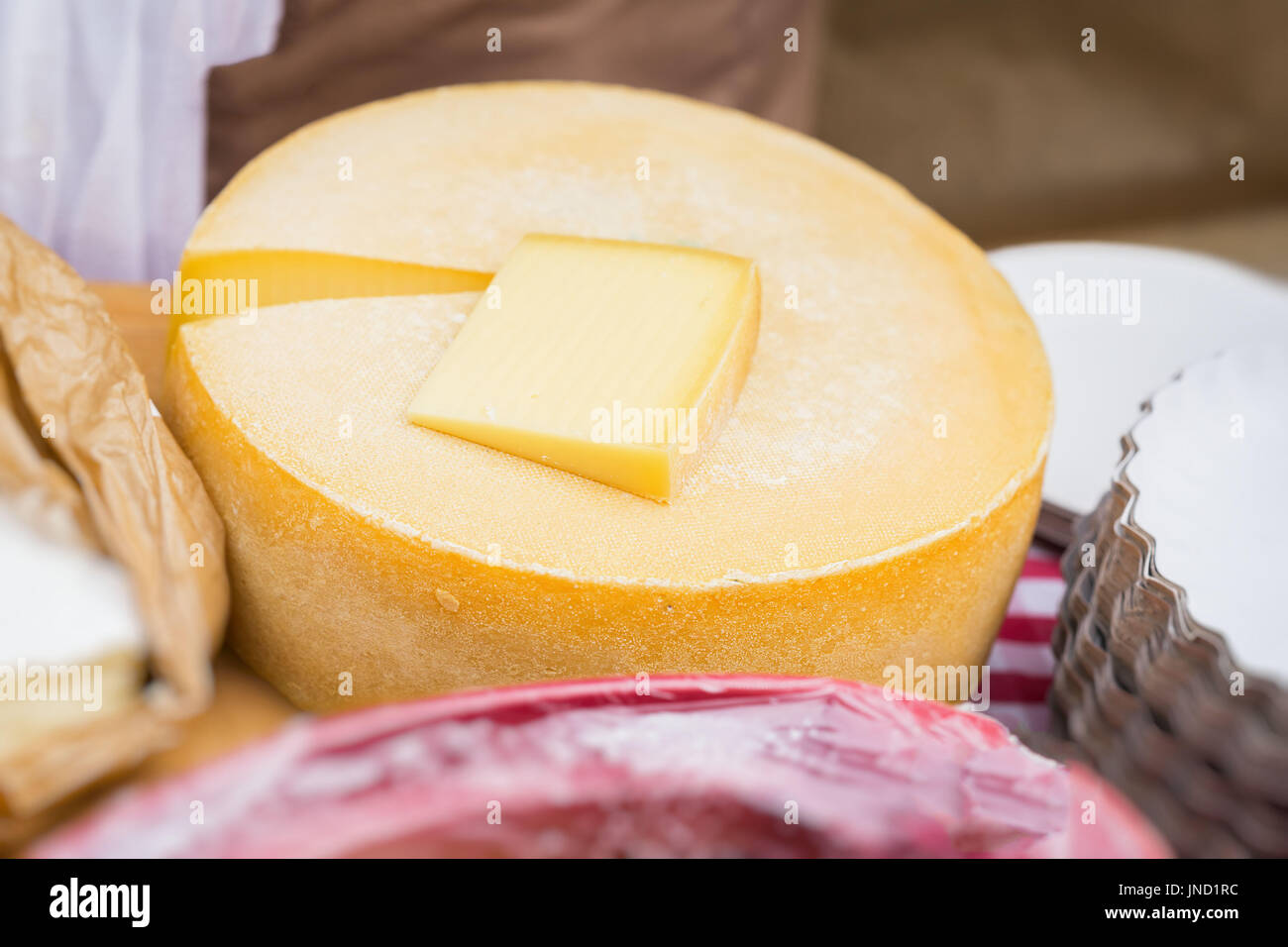 Nahaufnahme des Rades Käse und geschnittenen Stück auf Markt-Theke. Molkereiprodukte Stockfoto