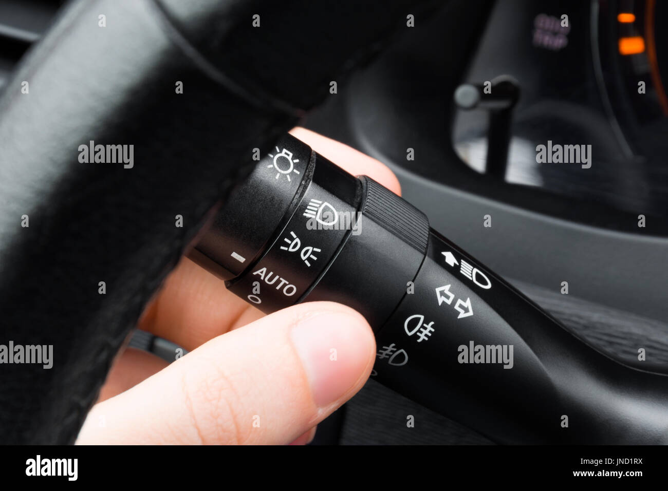 Fahrer-Hand Scheinwerfer mit unter Lenkschalter einschalten;  Scheinwerfer-Schalter; Blinkerhebel; Nebelscheinwerfer wechseln;  Detailansicht Stockfotografie - Alamy
