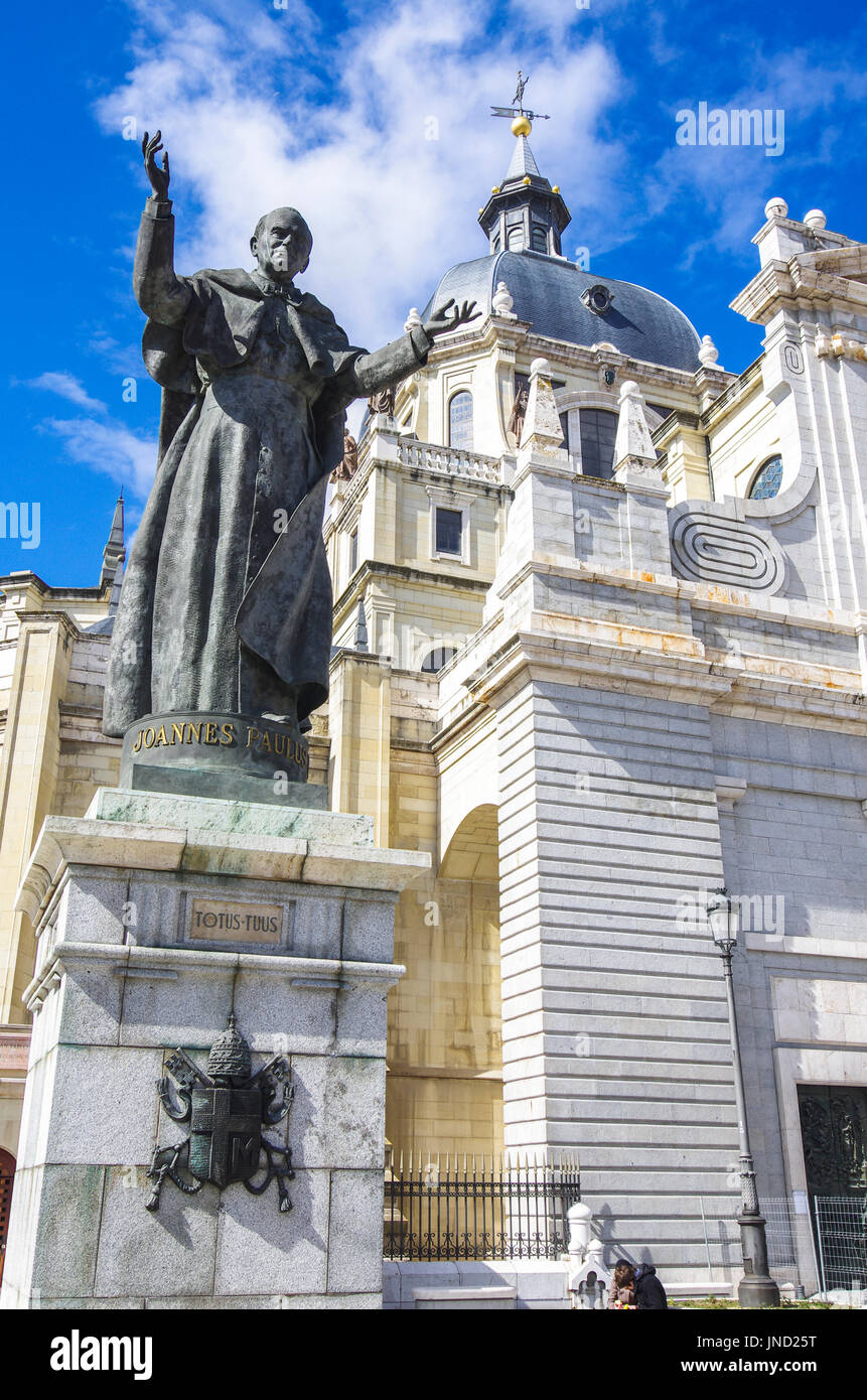 Bilder der Statue von Papst Johannes Paul II. in Madrid Kathedrale, Spanien Stockfoto