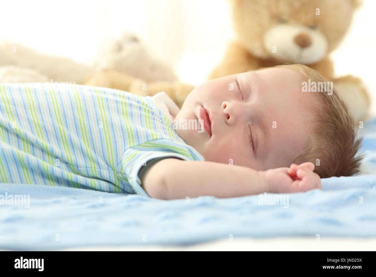 Porträt eines einzelnen Babys schlafen auf einem Bett Stockfoto