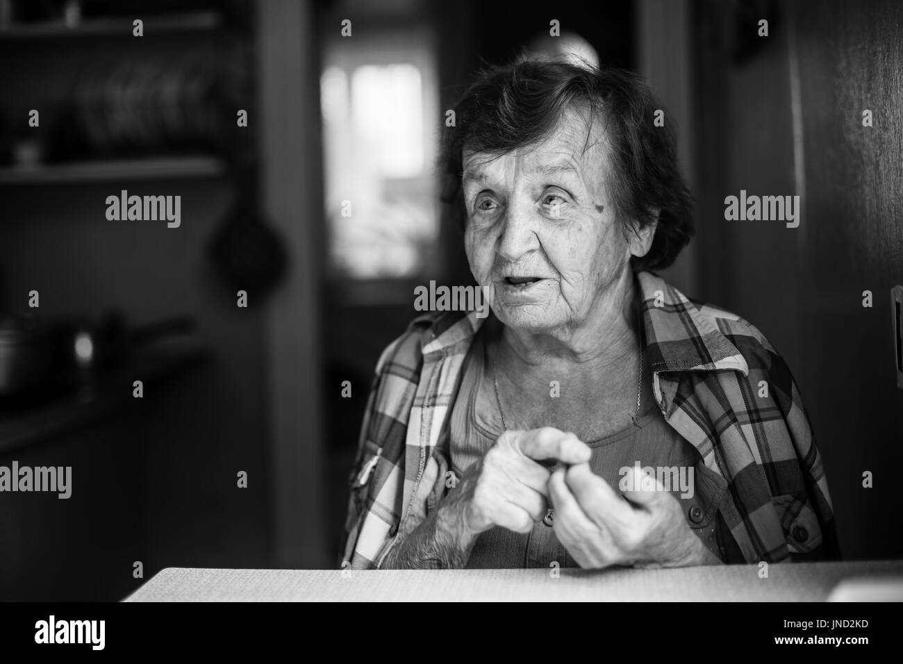 Eine ältere Frau, sagt seine Finger verbiegen. Stockfoto