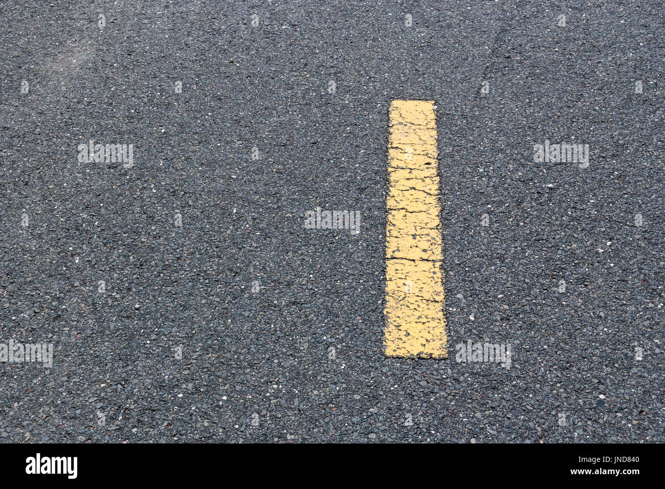 Gelbe gemalte Linie bilden Buchstabe I auf gebrochene schwarze Asphaltdecke Stockfoto