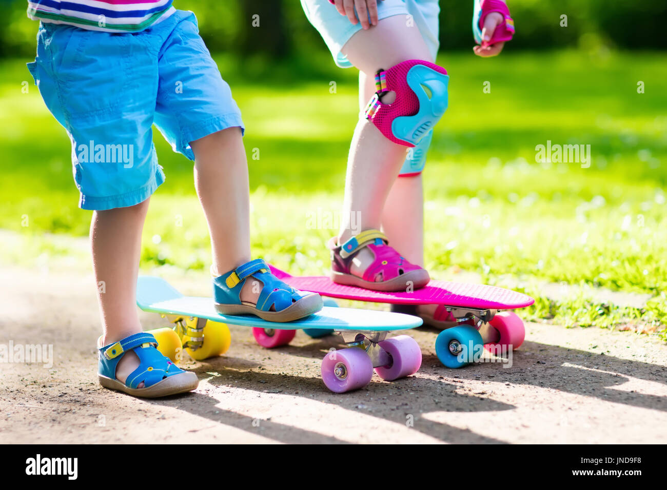 Kinder fahren Skateboard im Sommerpark. Kleine Mädchen und Jungen lernen, Skateboard  fahren, helfen und unterstützen uns gegenseitig. Aktiven outdoor-Sport für  Kinder Stockfotografie - Alamy