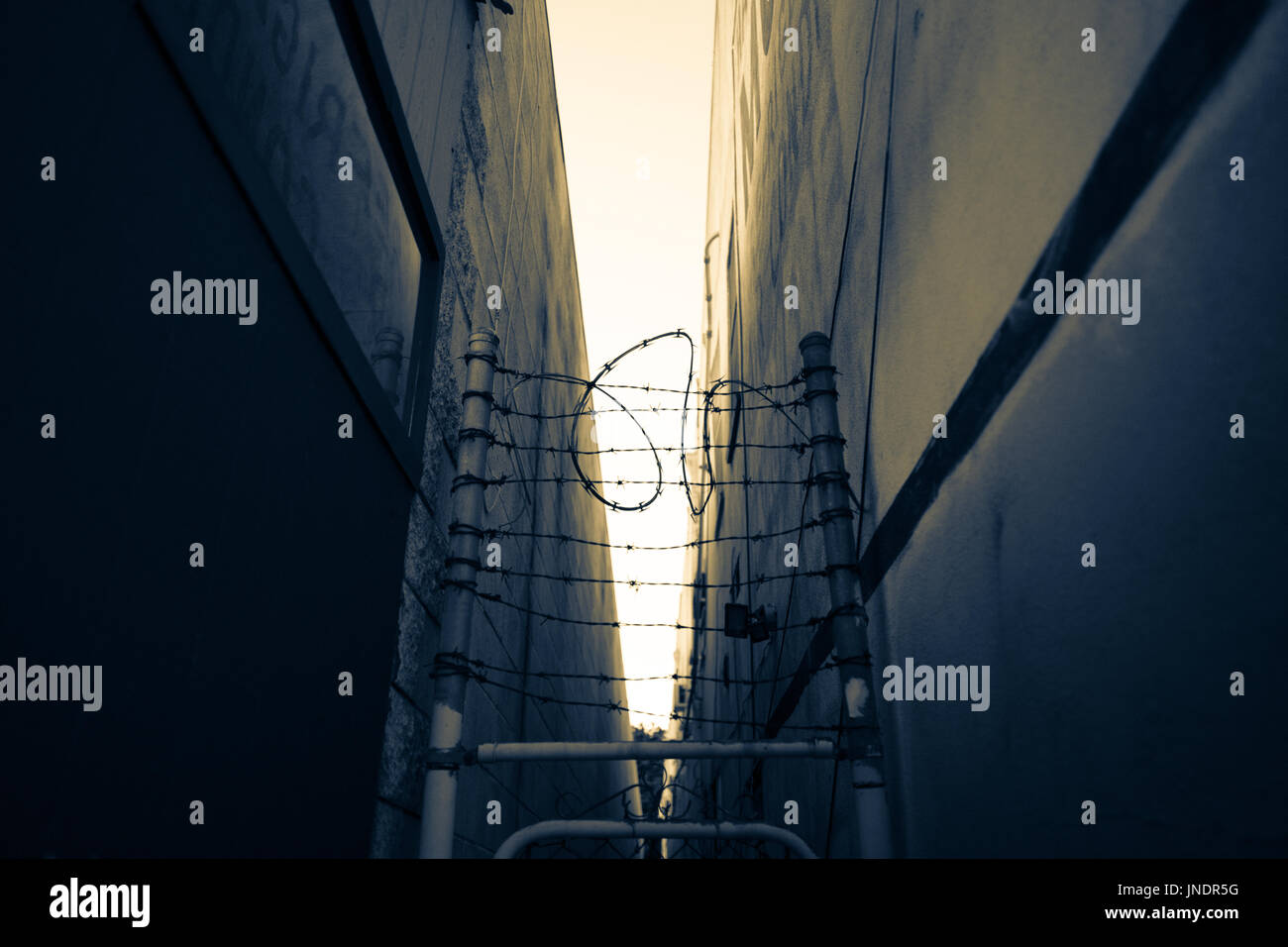 Los Angeles-Gasse Weg abgesperrt durch einen Stacheldraht überstiegen Zaun. Stockfoto