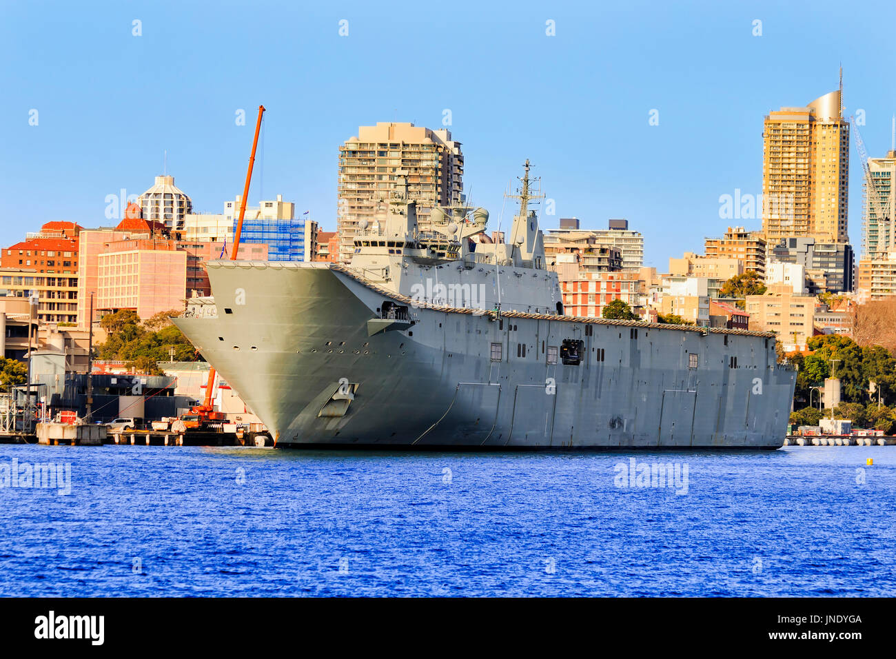 Führen Sie Flaggschiff Landung Hubschrauberträger der Canberra-Klasse in Sydney Woolloomooloo Cowper Wharf am Wehrdienst der Royal Australian Navy angedockt. Stockfoto