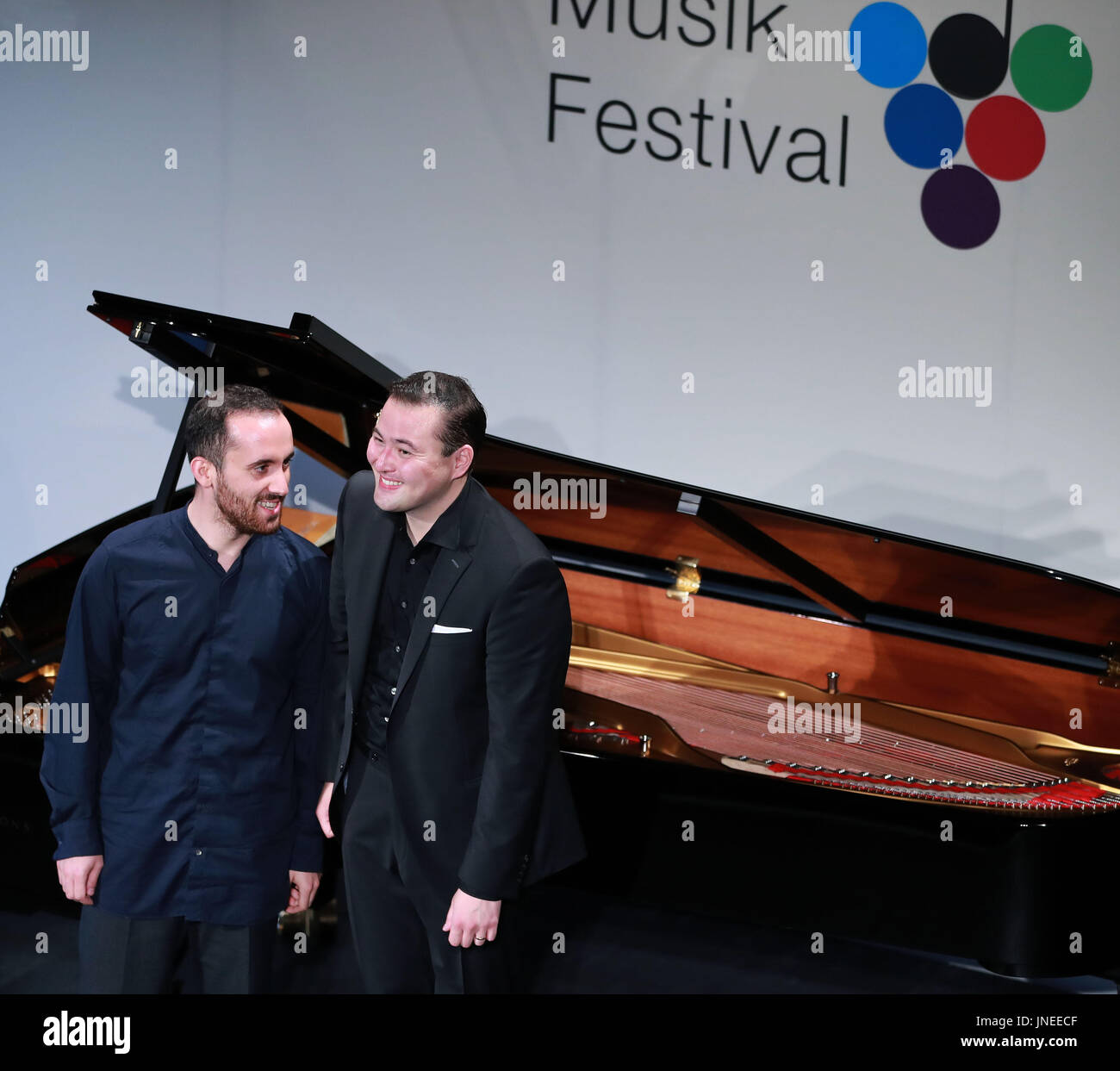 (170730)--GEISENHEIM (Deutschland), 30. Juli 2017 (Xinhua)--Pianisten Igor Levit (L) und Tenor Simon Bode führen auf dem 30. Rheingau Musikfestival auf Schloss Johannisberg in Geisenheim, Deutschland, 29. Juli 2017. (Xinhua/Luo Huanhuan) (Zw) Stockfoto