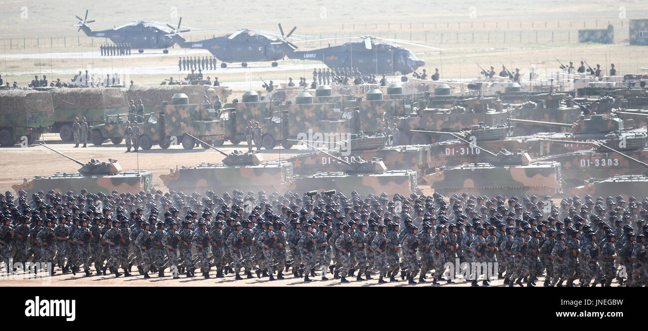 Zhurihe. 30. Juli 2017. Eine Militärparade findet anlässlich des 90. Jahrestages der Gründung von chinesischen Volksbefreiungsarmee (PLA) bei Zhurihe Trainingslager im Nordchinas autonomen Region Innere Mongolei, 30. Juli 2017. Bildnachweis: Yao Dawei/Xinhua/Alamy Live-Nachrichten Stockfoto