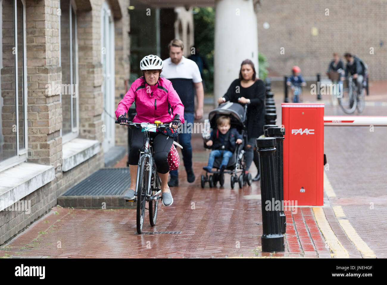 London, UK. 29. Juli 2017. Reiten auf dem Bürgersteig in der Nähe von St Katharine Docks Radfahrer gelten, eine Barriere am Tag der Fahrt London-Radsport-Event übergeben. Bildnachweis: Vickie Flores/Alamy Live-Nachrichten Stockfoto