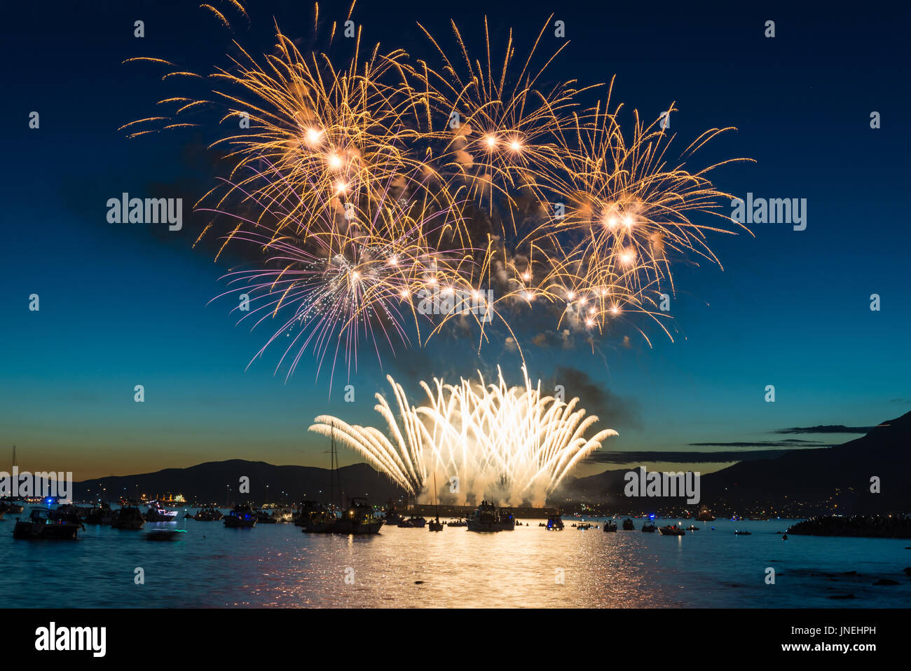 Vancouver, Kanada. 29. Juli 2017. Feuerwerk, vorbereitet durch das Land von Japan für BCs größte live-Event namens "Honda Celebration of Light". English Bay, Vancouver, BC. Bildnachweis: Lukasz Lawreszuk/Alamy Live-Nachrichten Stockfoto