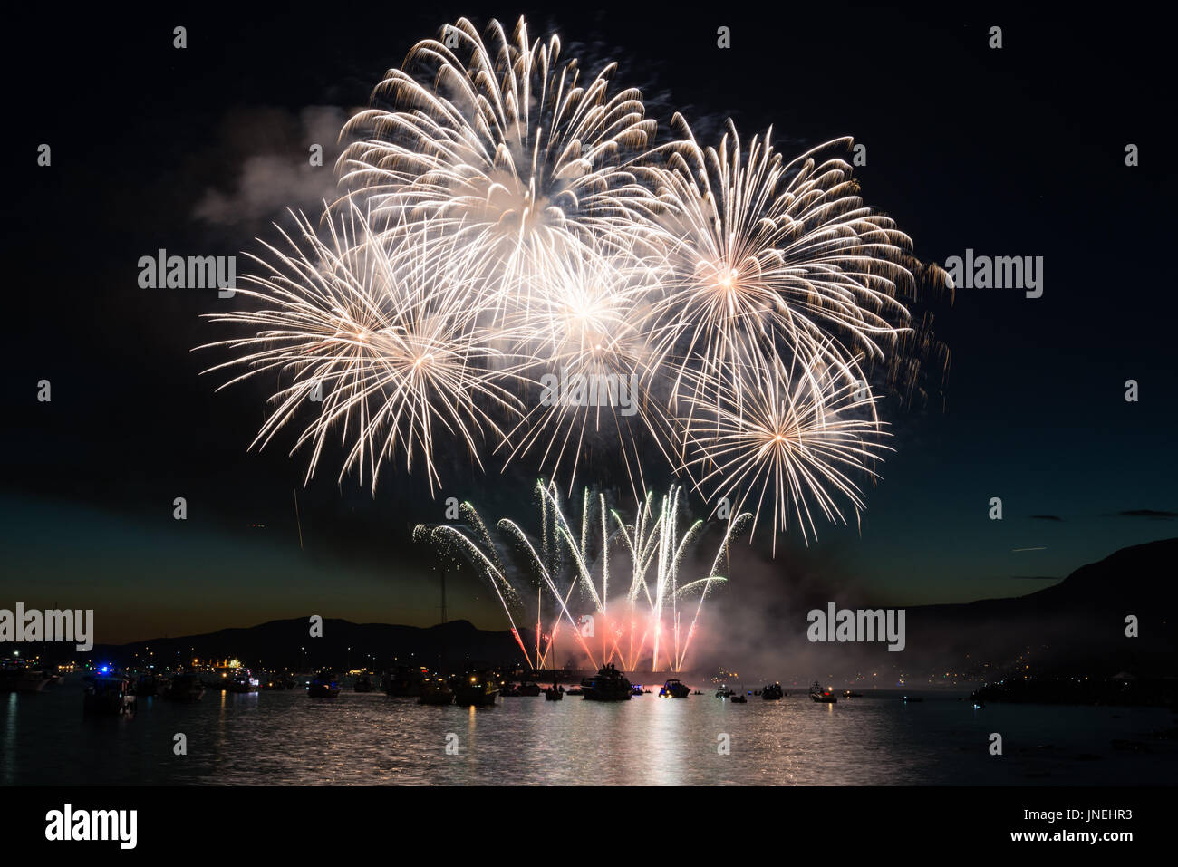 Vancouver, Kanada. 29. Juli 2017. Feuerwerk, vorbereitet durch das Land von Japan für BCs größte live-Event namens "Honda Celebration of Light". English Bay, Vancouver, BC. Bildnachweis: Lukasz Lawreszuk/Alamy Live-Nachrichten Stockfoto