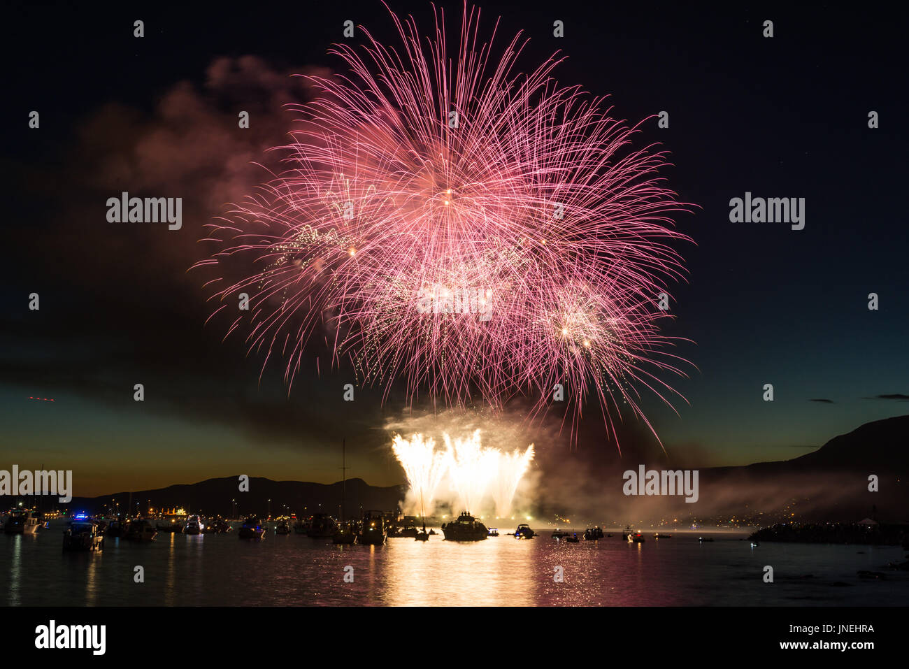 Vancouver, Kanada. 29. Juli 2017. Feuerwerk, vorbereitet durch das Land von Japan für BCs größte live-Event namens "Honda Celebration of Light". English Bay, Vancouver, BC. Bildnachweis: Lukasz Lawreszuk/Alamy Live-Nachrichten Stockfoto