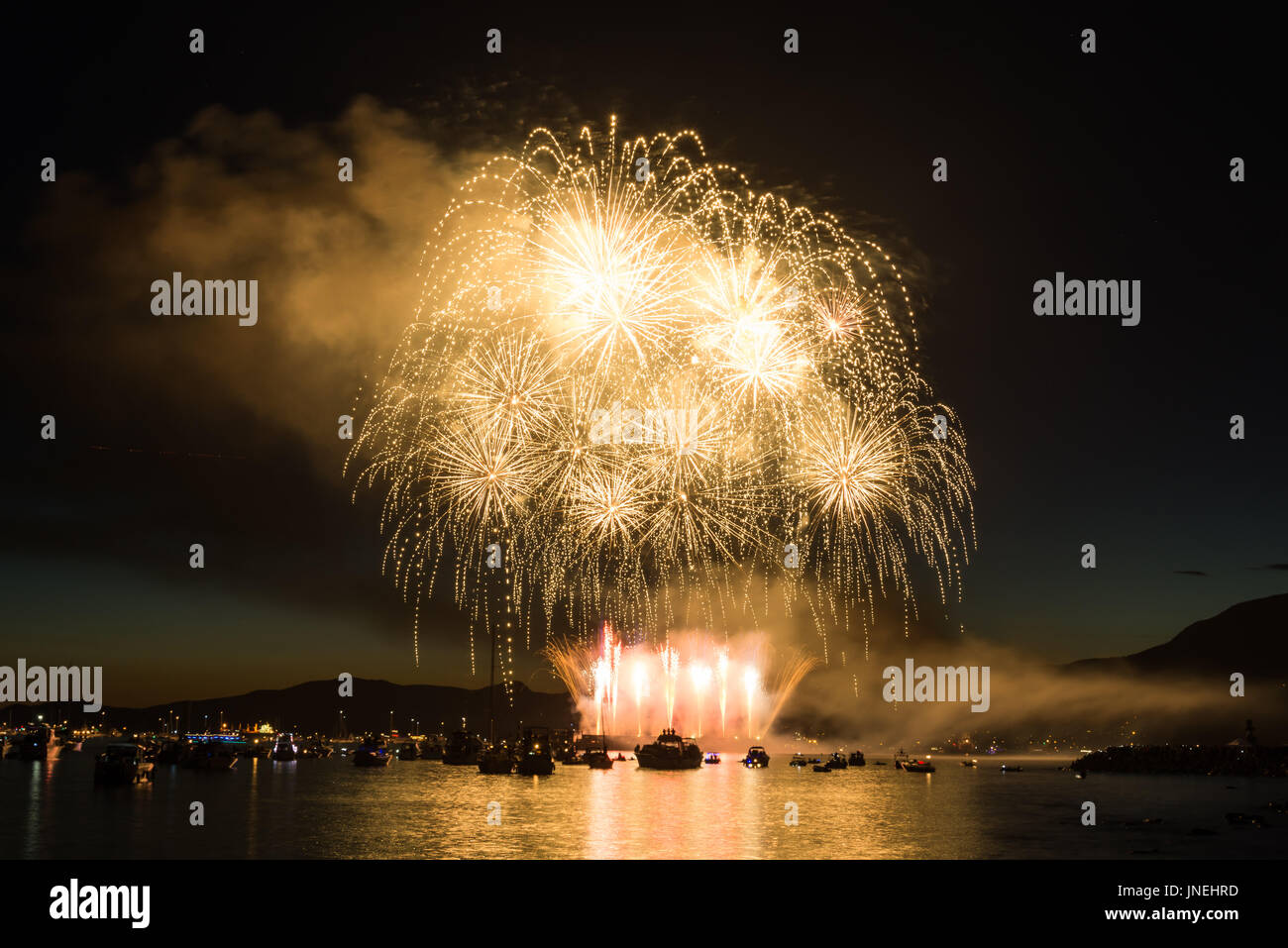 Vancouver, Kanada. 29. Juli 2017. Feuerwerk, vorbereitet durch das Land von Japan für BCs größte live-Event namens "Honda Celebration of Light". English Bay, Vancouver, BC. Bildnachweis: Lukasz Lawreszuk/Alamy Live-Nachrichten Stockfoto