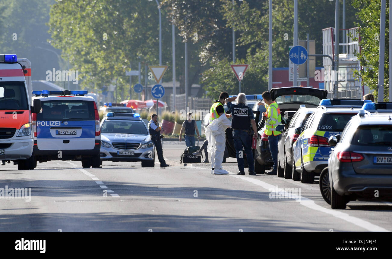 Konstanz, Deutschland. 30. Juli 2017. Krankenwagen und Polizei Autos parken vor dem Club Grey in Konstanz, Deutschland, 30. Juli 2017. Mehrere Menschen wurden verletzt, während eines Shootings in der Disco. Foto: Felix Kästle/Dpa/Alamy Live News Stockfoto