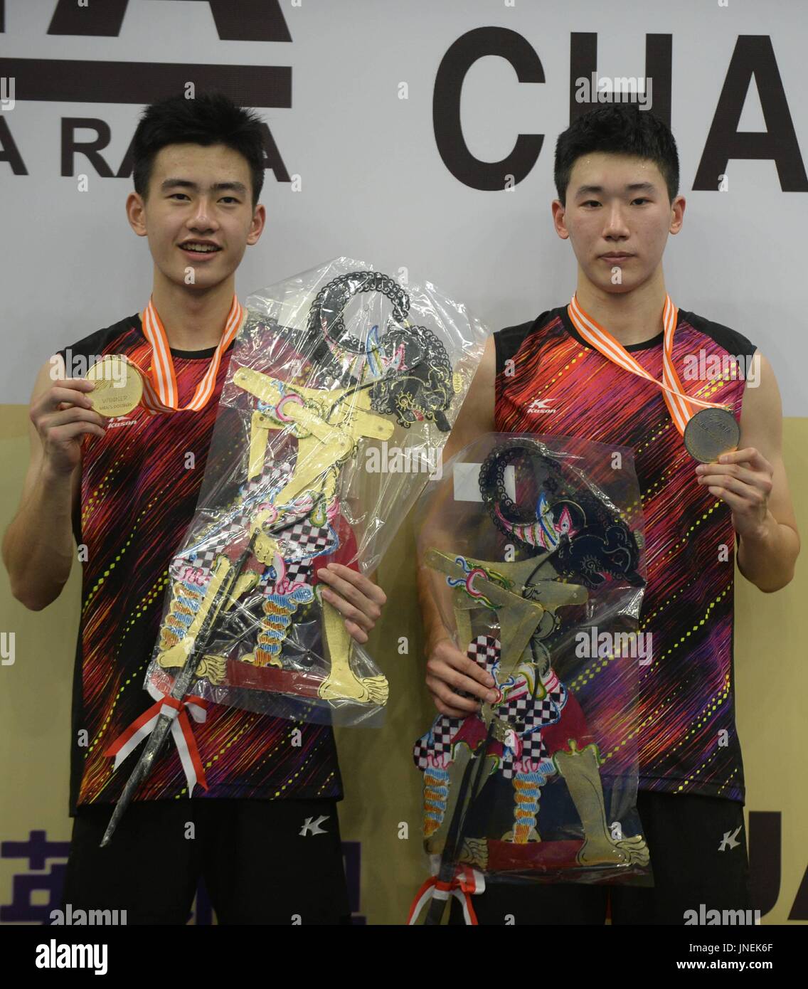 South Tangerang, Indonesien. 30. Juli 2017. Wang Chang (L) und Di-Zijian von China Posen während der Verleihung der Herren Doppel-Finale match gegen Lee Sang-Min und Na gesungen Seung aus Südkorea im Badminton Asia Junior Weltmeisterschaft 2017 in South Tangerang, Indonesien, 30. Juli 2017. Wang Chang und Di Zijian gewann 2: 0. Bildnachweis: Agung Kuncahya B./Xinhua/Alamy Live-Nachrichten Stockfoto