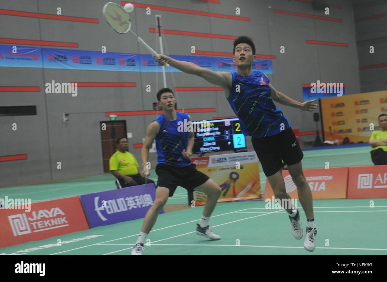 South Tangerang, Indonesien. 30. Juli 2017. Wang Chang (R) und Di-Zijian von China konkurrieren während der Herren Doppel Finale gegen Lee Sang-Min und Na gesungen Seung von Südkorea am Badminton Asia Junior Weltmeisterschaft 2017 in South Tangerang, Indonesien, 30. Juli 2017. Wang Chang und Di Zijian gewann 2: 0. Bildnachweis: Agung Kuncahya B./Xinhua/Alamy Live-Nachrichten Stockfoto