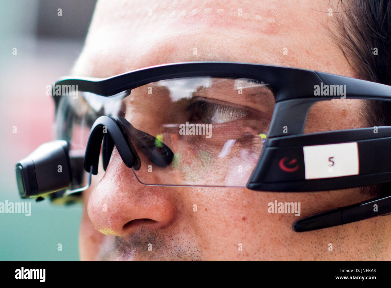 Aachen, Deutschland. 30. Juli 2017. Dpatop - ein Notfall Medic trägt Brille  Computer während einer Katastrophe Drill in Aachen, Deutschland, 30. Juli  2017. Wissenschaftler wollen die Brille zu verwenden, um die erste