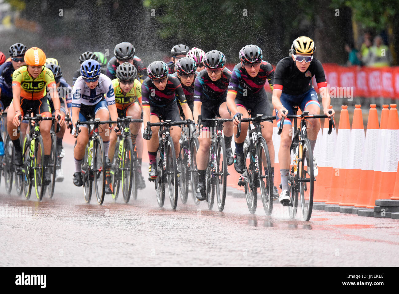 Classique, das Profi-Radrennen der Frauen der "Classique"-Tour der Welt. Teil des Radfahrerevents in London rund um den St. James's Park, Großbritannien. Nasses Rennen Stockfoto