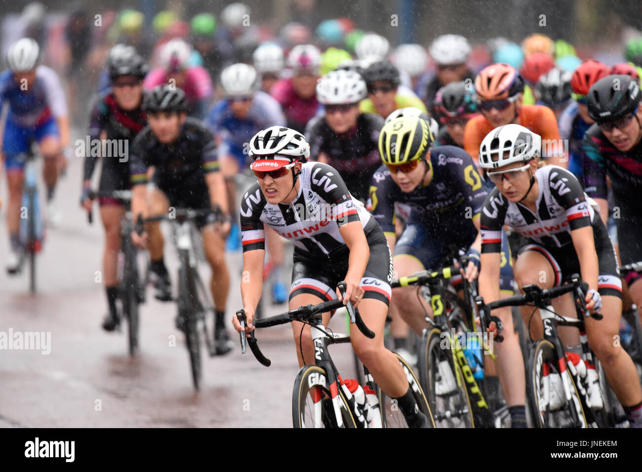 Classique, das Profi-Radrennen der Frauen der "Classique"-Tour der Welt. Teil des Radfahrerevents in London rund um den St. James's Park, Großbritannien. Nasses Rennen Stockfoto