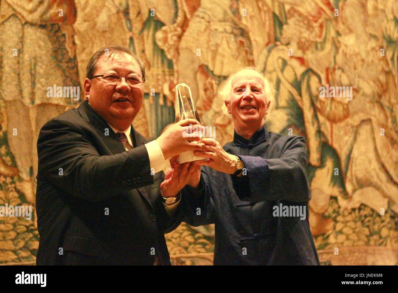 Cambridge, Großbritannien. 29. Juli 2017. Chinesischer Dichter Jidi Majia (L), Vize-Präsident der China Writers Association erhält Lifetime Achievement Preis von Silber Weide während des dritten Cambridge Xu Zhimo Poesie Kunst Festivals an der Cambridge Universität Kings College in Cambridge, Großbritannien, 29. Juli 2017. Bildnachweis: Tang Chao/Xinhua/Alamy Live-Nachrichten Stockfoto