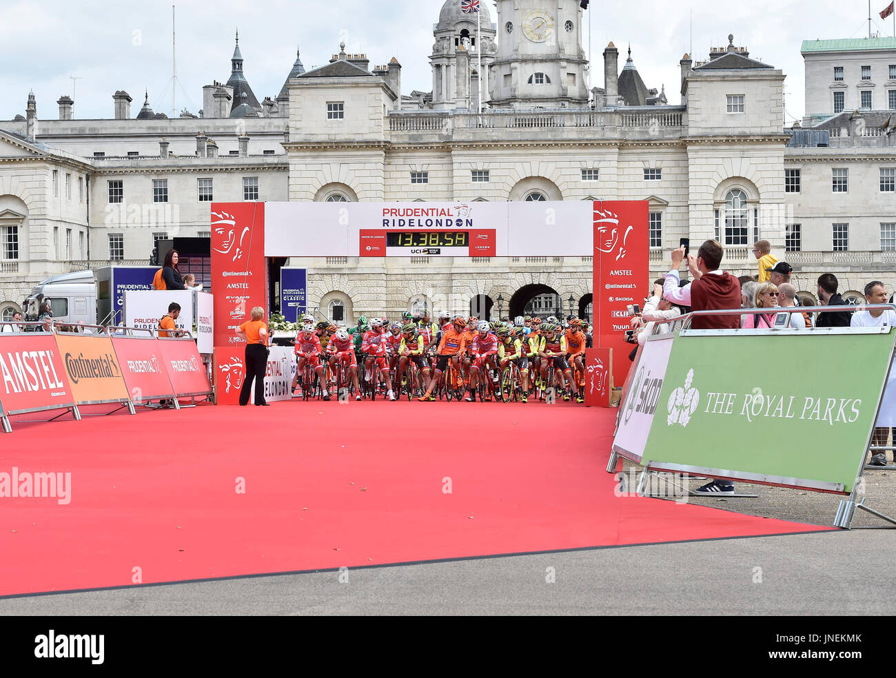 London, UK. 30. Juli 2017. Teams sind am Start bei Prudential RideLondon-Surrey Classic auf Sonntag, 30. Juli 2017, LONDON ENGLAND aufgereiht: Foto: Taka G Wu Credit: Taka Wu/Alamy Live News Stockfoto