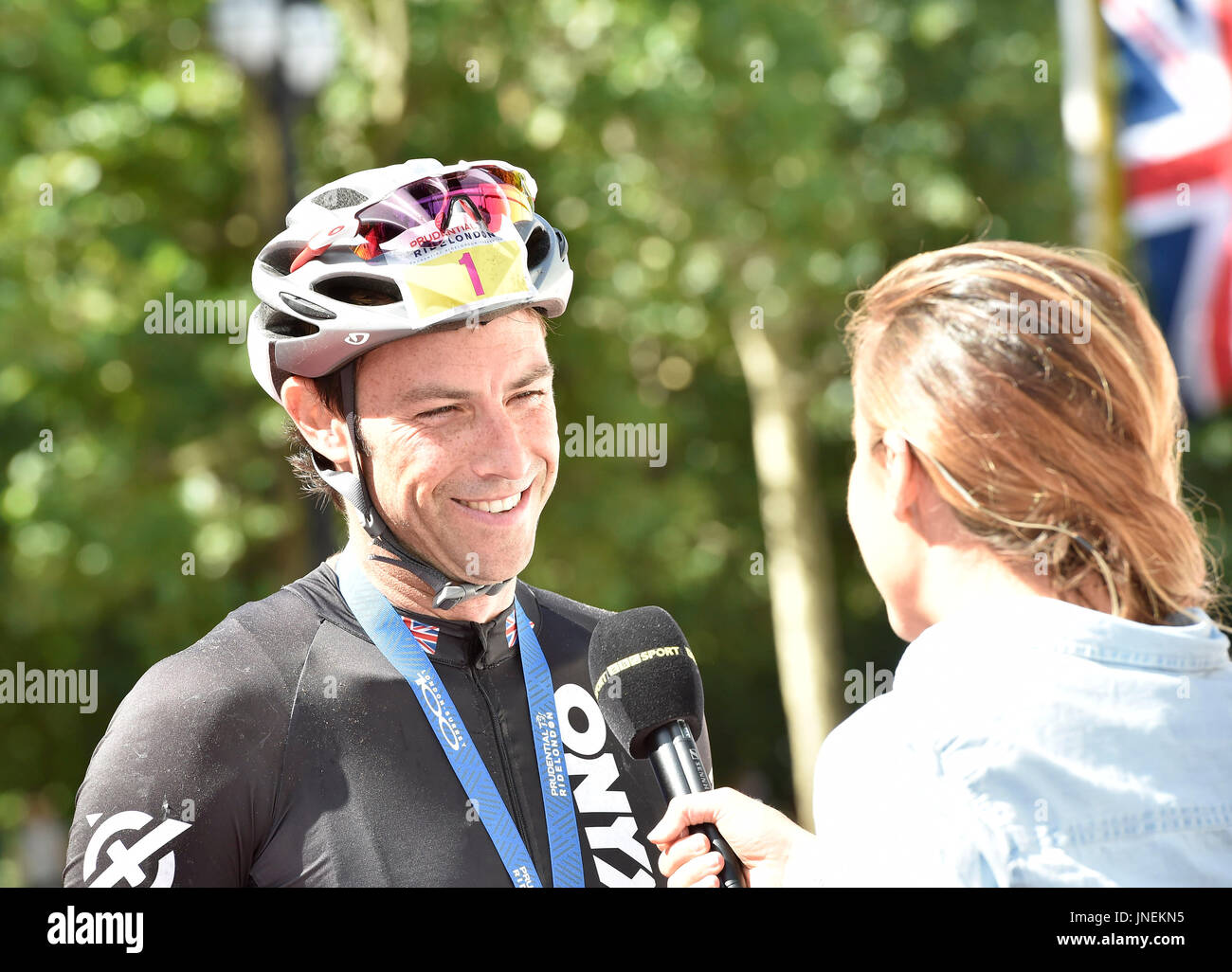 London, UK. 30. Juli 2017. Mark Hunter gab Interview, drücken nach Abschluss der 100 Meilen Radfahren (4 Stunden 5 Minuten) bei Prudential RideLondon-Surrey 100 auf Sonntag, 30. Juli 2017, LONDON ENGLAND: Foto: Taka G Wu Credit: Taka Wu/Alamy Live News Stockfoto