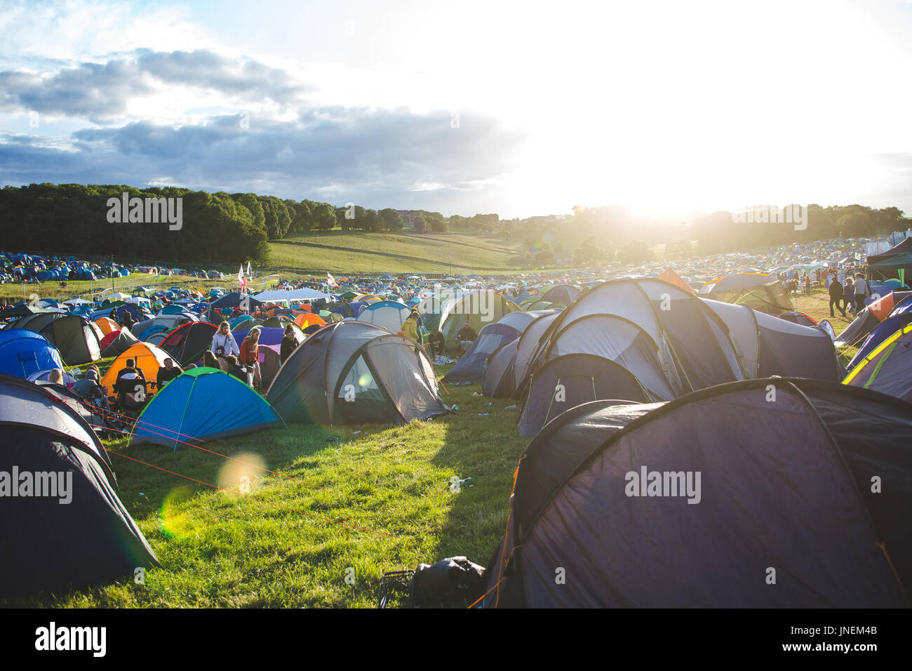 27. Juli 2017 - Festival Besucher auf Website ankommen an YNOT Festival, 2017, Matlock, UK Credit: Myles Wright/ZUMA Draht/Alamy Live News Stockfoto