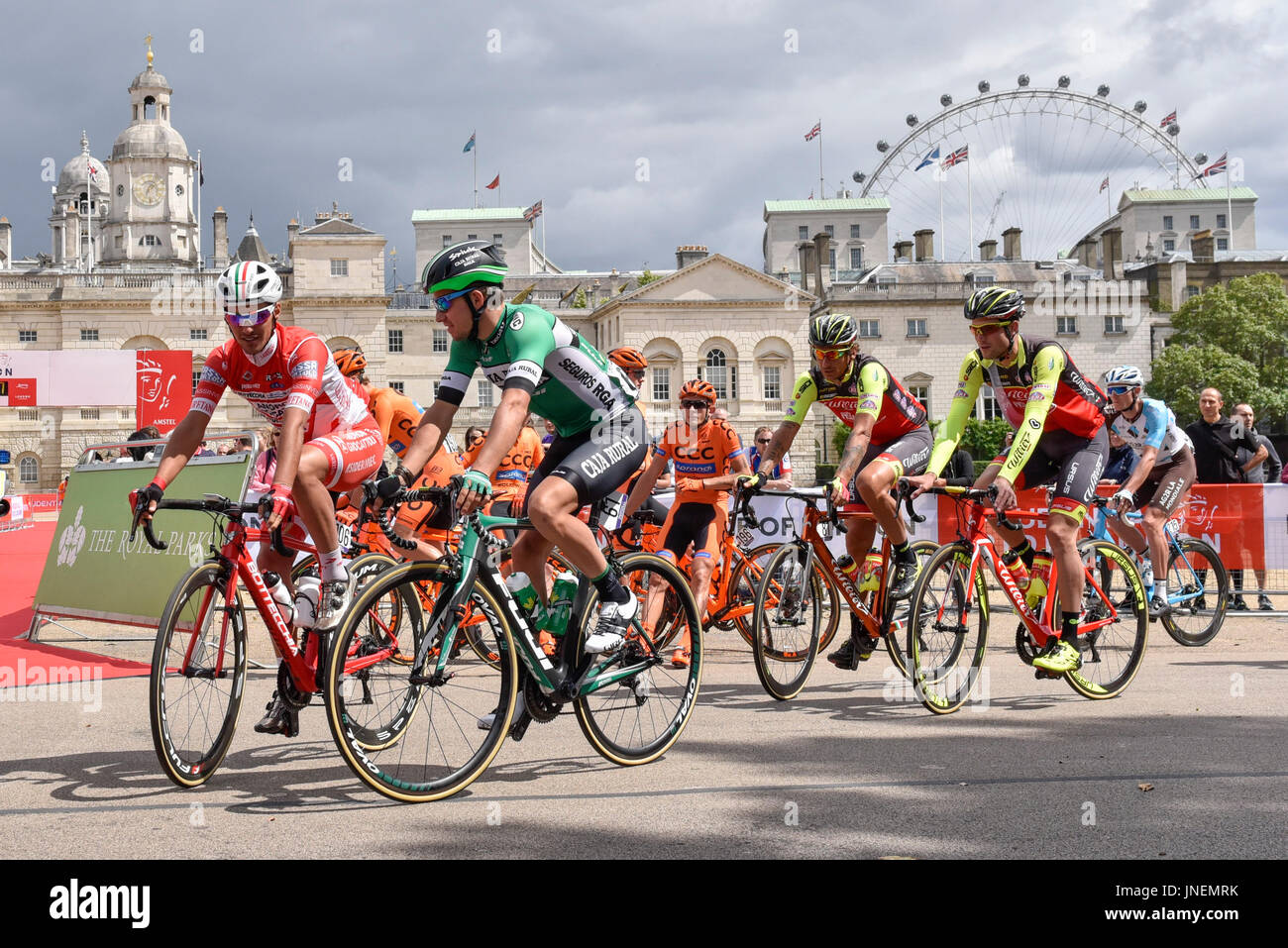 London, UK.  30. Juli 2017.  Reiter Aufwärmen vor der aufsichtsrechtlichen RideLondon-Surrey Classic, Großbritannien das erste jemals Herren UCI WorldTour Rennen und der weltweit reichsten eines Tages.  Horse Guards Parade ab, dauert die 183 km lange Strecke in einer Route in der Umgebung von London in The Mall.   Bildnachweis: Stephen Chung / Alamy Live News Stockfoto