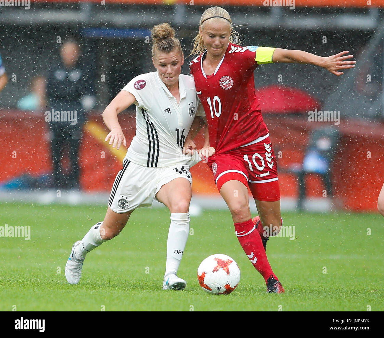 Rotterdam, Niederlande. 30. Juli 2017. Pernille Harder (R) Dänemark wetteifert um den Ball mit Linda Dallmann Deutschlands während der UEFA Women's EURO 2017 Fußball Turnier Viertelfinal-Match zwischen Deutschland und Dänemark im Sparta-Stadion in Rotterdam, die Niederlande, 30. Juli 2017. Dänemark 2: 1 gewonnen. Bildnachweis: Ye Pingfan/Xinhua/Alamy Live-Nachrichten Stockfoto