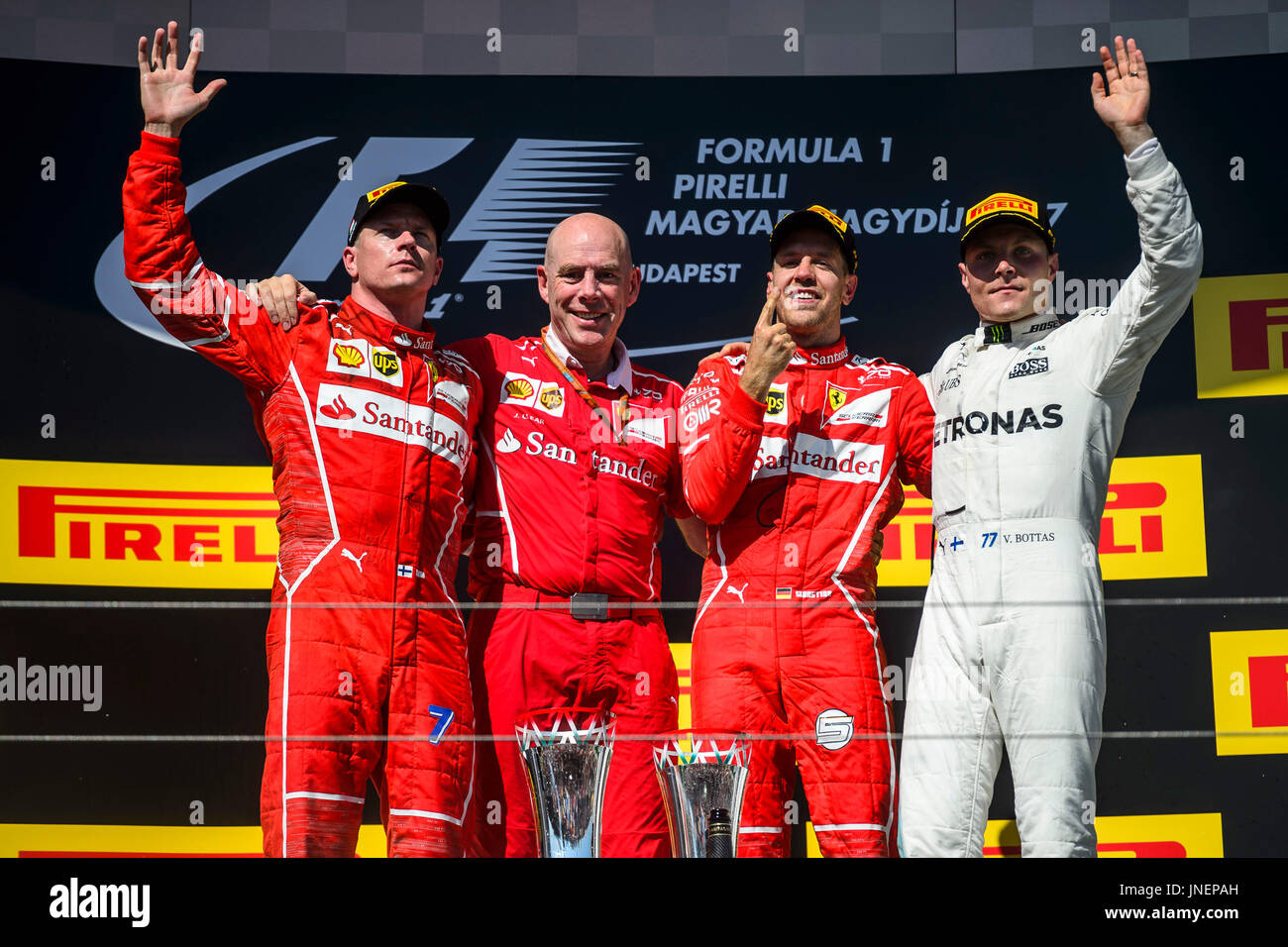 (170730)--MOGYOROD, 30. Juli 2017 (Xinhua)--(von L bis R) den zweiten Platz finnische Scuderia Ferrari Fahrer Kimi Räikkönen, Performance-Ingenieur von Scuderia Ferrari Jock Clear, Gewinner Scuderia Ferrari deutschen Fahrer Sebastian Vettel und dritte platzierte Mercedes AMG Petronas finnischen Fahrer Valtteri Bottas posieren für Fotos auf Podium des Rennens F1 Grand Prix von Ungarn am Hungaroring in Mogyorod, Ungarn am 30. Juli , 2017. (Xinhua/Jure Makovec) Stockfoto