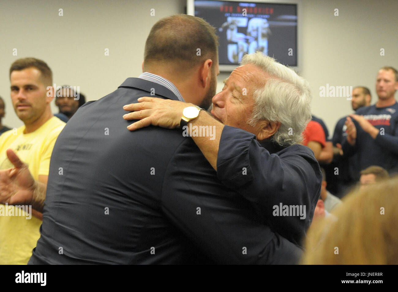 30. Juli 2017: New England Patriots Besitzer Robert Kraft (rechts) umfasst die Rob Ninkovich bei der Bekanntgabe der Ninkovichs Pensionierung statt im Gillette Stadium in Foxborough, Massachusetts. Eric Canha/CSM. Stockfoto
