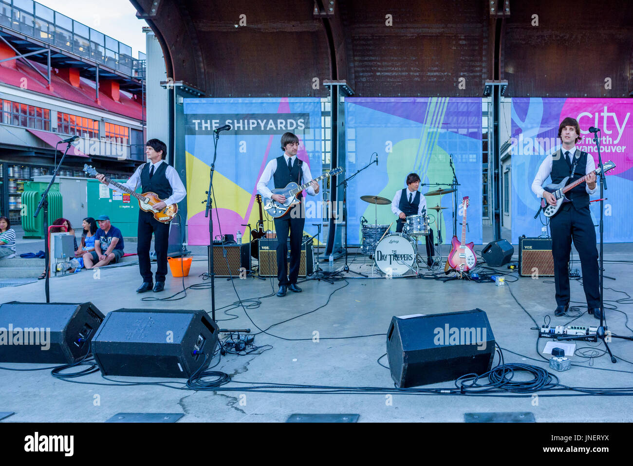 Beatles Coverband spielen die Ausflügler die Werften am Schiffbauer Square, North Vancouver, British Columbia, Kanada. Stockfoto