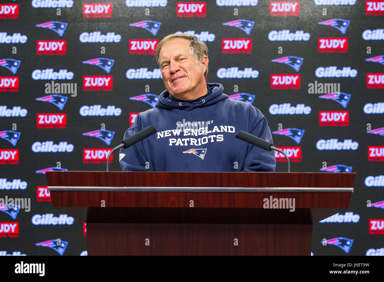 30. Juli 2017; Foxborough, Massachusetts, USA; Cheftrainer der New England Patriots Bill Belichick befasst sich mit die Medien während der Pressekonferenz zur Rob Ninkovichs Ruhestand im Gillette Stadium. Anthony Nesmith/Cal-Sport-Medien Stockfoto