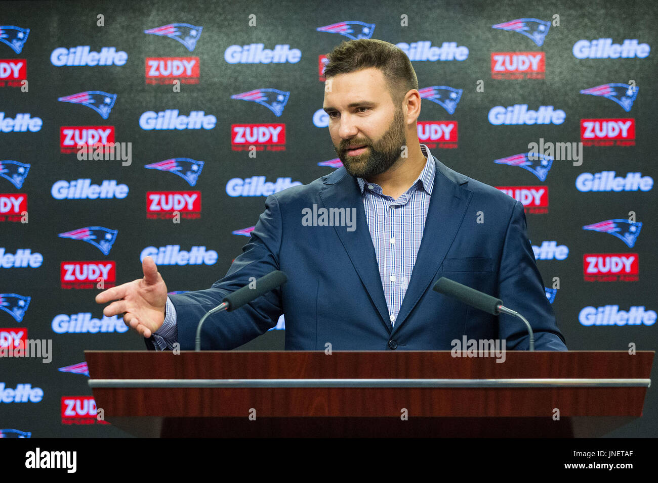 30. Juli 2017; Foxborough, Massachusetts, USA; New England Patriots defensive End Rob Ninkovich kündigt seinen Rücktritt bei einer Pressekonferenz im Gillette Stadium. Anthony Nesmith/Cal-Sport-Medien Stockfoto