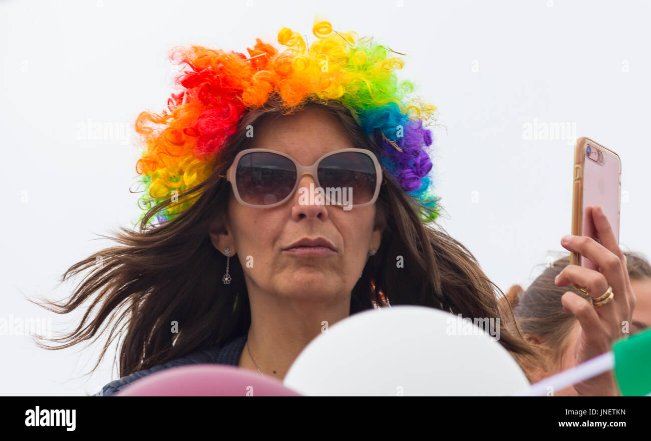 Swanage, Dorset, Großbritannien. 30. Juli, 2017. Besucher strömen in Swanage die Prozession Parade zu beobachten, als Teil der Swanage Karneval. Das Thema in diesem Jahr ist Swanage Goes Global" für die Teilnehmer der nationalen Kleid oder Merkmale Ihrer bevorzugten Land zu zeigen. Frau mit regenbogenfarbenen Perücke nimmt Teil an den karnevalsumzug. Credit: Carolyn Jenkins/Alamy leben Nachrichten Stockfoto