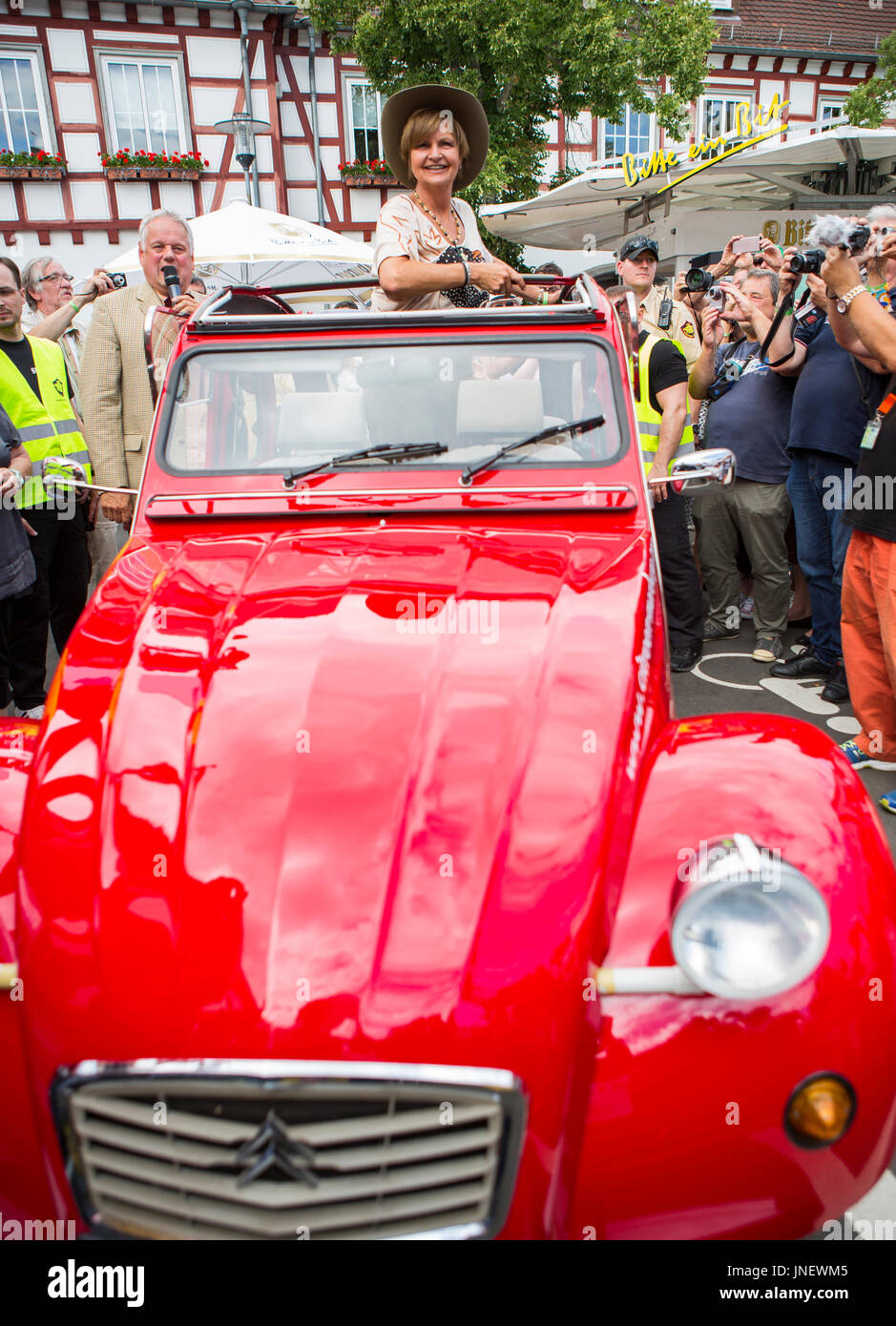 Wettenberg, Deutschland. Juli 2017. Frl. Menke trifft auf dem Golden Oldies Festival in Wettenberg ein Modell ihres ersten eigenen Autos - ein Citroën 2CV. Frl. Menke (* 4. November 1960 als Franziska Menke in Hamburg) war Anfang der 1980er Jahre ein Star der Neuen Deutschen Welle deutscher Populärmusik. Das Golden Oldies Festival ist ein jährliches nostalgisches Festival (1989) mit Schwerpunkt auf den 1950er bis 1970er Jahren, über 1000 ausgestellte Oldtimer und Oldtimer, über 50 Live-Bands. - Quelle: Christian Lademann Stockfoto