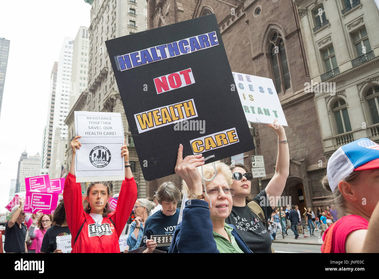 New York, Vereinigte Staaten von Amerika. 29. Juli 2017. Die Teilnehmer halten Zeichen werden Protest gegen die Aufhebung und Ersatz für die bezahlbare Pflege Act. Rücken an Rücken Kundgebungen in Midtown Manhattan liberale Aktivisten versammelten sich gegen Präsident Trumpf Absichten zu Transsexuellen Offiziere in den US-Streitkräften dienen zu verbieten und dann versammelt, um die Bemühungen des Präsidenten und republikanischer Politiker, aufzuheben und bezahlbare Pflege Act (d.h. Obamacare) ersetzen zu denunzieren. Bildnachweis: Albin Lohr-Jones/Pacific Press/Alamy Live-Nachrichten Stockfoto