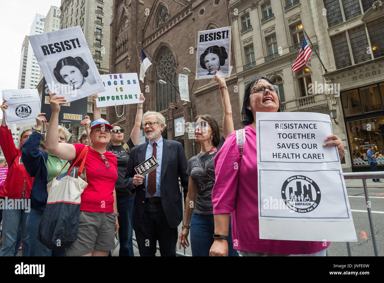 New York, Vereinigte Staaten von Amerika. 29. Juli 2017. Die Teilnehmer halten Zeichen werden Protest gegen die Aufhebung und Ersatz für die bezahlbare Pflege Act. Rücken an Rücken Kundgebungen in Midtown Manhattan liberale Aktivisten versammelten sich gegen Präsident Trumpf Absichten zu Transsexuellen Offiziere in den US-Streitkräften dienen zu verbieten und dann versammelt, um die Bemühungen des Präsidenten und republikanischer Politiker, aufzuheben und bezahlbare Pflege Act (d.h. Obamacare) ersetzen zu denunzieren. Bildnachweis: Albin Lohr-Jones/Pacific Press/Alamy Live-Nachrichten Stockfoto