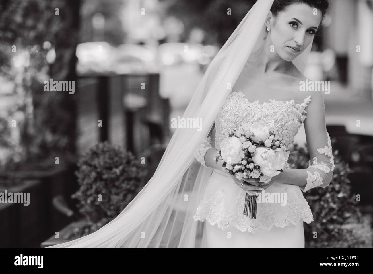 Braut im weißen Kleid Stockfoto